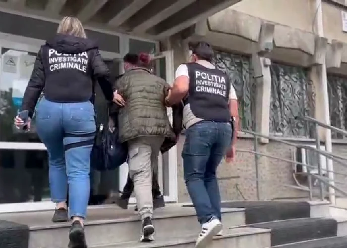Femeia a fost reținută de polițiști FOTO: captură video