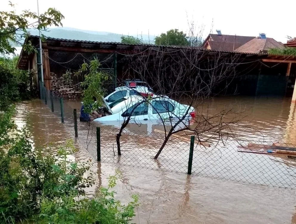 Trei maşini de poliţie au fost acoperite de apă
