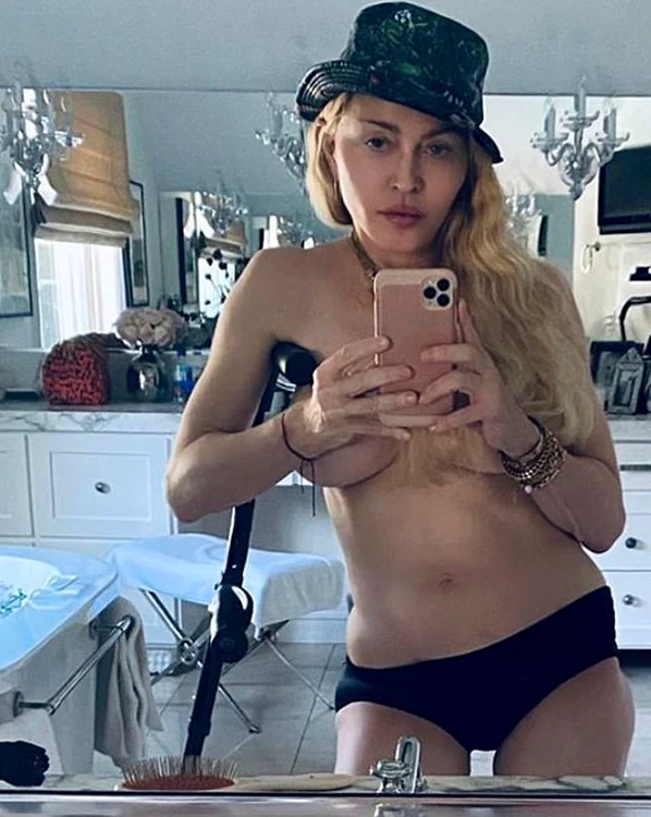 În living, face exerciţii