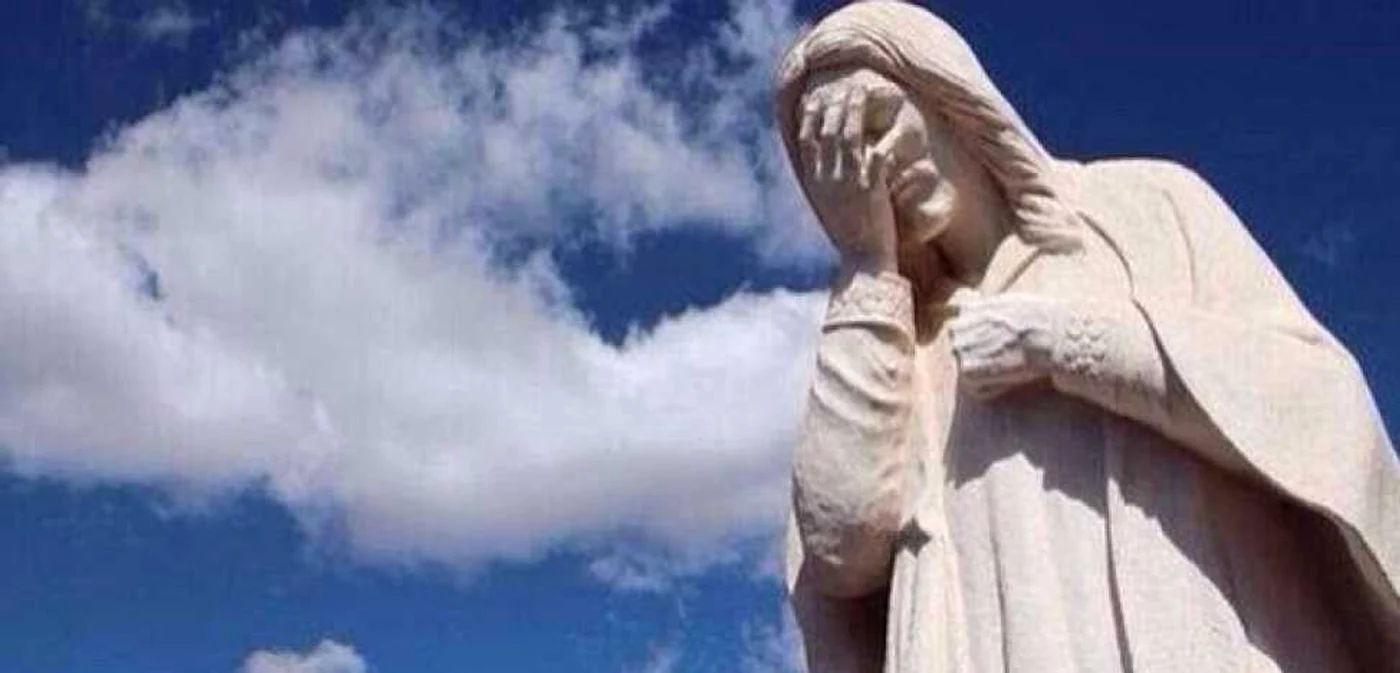 Fotomontaj cu statuia Mântuitorului din Rio care îşi acoperă ochii să nu vadă Brazilia încasând atâtea goluri.