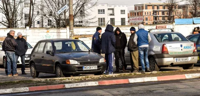 Procurorii spun că nu au putut face legătura între examinatorii auto şi patronul-instructor surprins în timp ce primea 400 de euro mită FOTO Silvana Armat