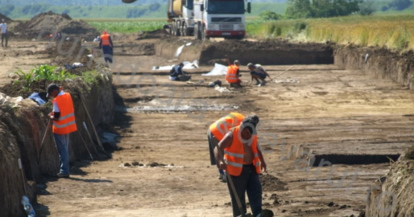 Muncitorii lucrează la terasamentul autostrăzii. D.Guță.