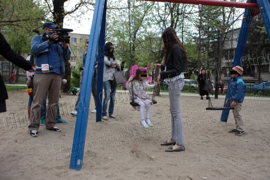 «Îngeraşul» Irina, scos în parc de Moni şi Ramona de dimineaţă