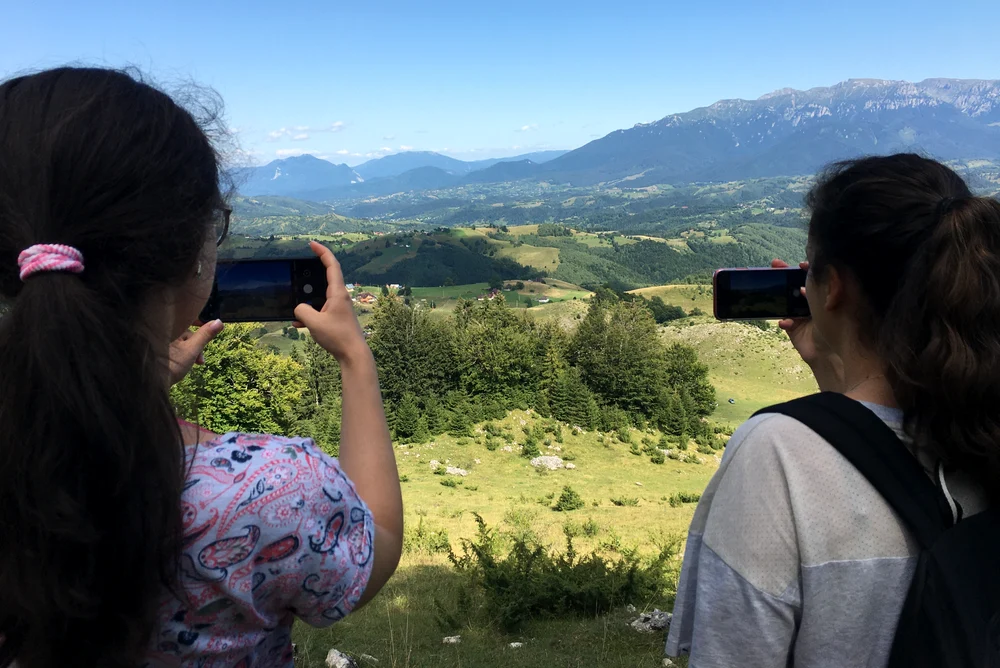 Turiști într-un traseu montan pe Cheile Pisicii