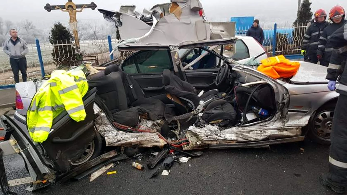 Bărbatul de 20 de ani a pierdut controlul BMW-ului și a intrat în alte două mașiniFoto: observator.tv