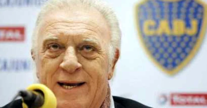 FOTBAL: Antrenorul de la Boca suspendat şi amendat pentru fumat pe teren