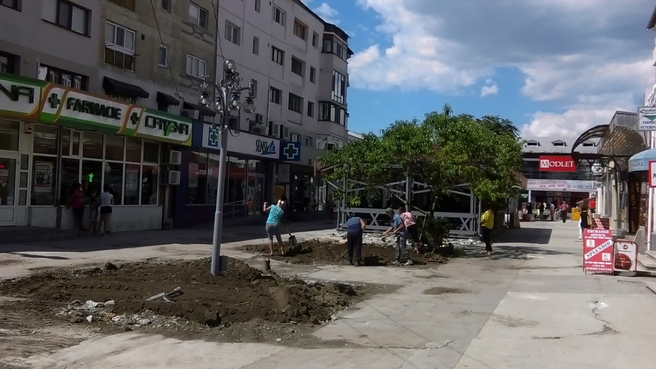 Piaţeta din faţa Halei Moldovei se schimbă la faţă