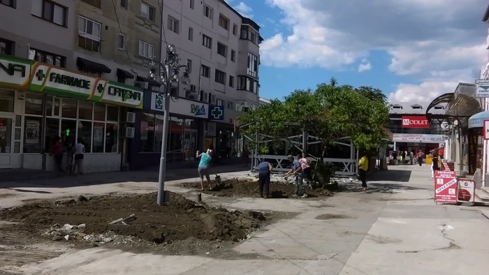 Piaţeta din faţa Halei Moldovei se schimbă la faţă
