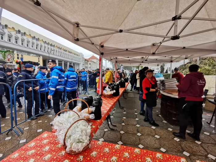 Fasole cu cârnați în centrul Timișoarei de Ziua Națională FOTO Ștefan Both