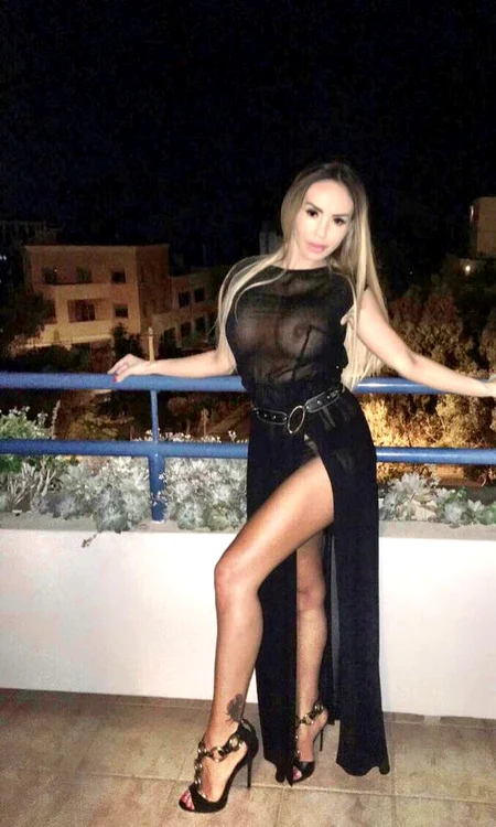 "Blonda lui Iri" și-a lăsat sânii la vedere