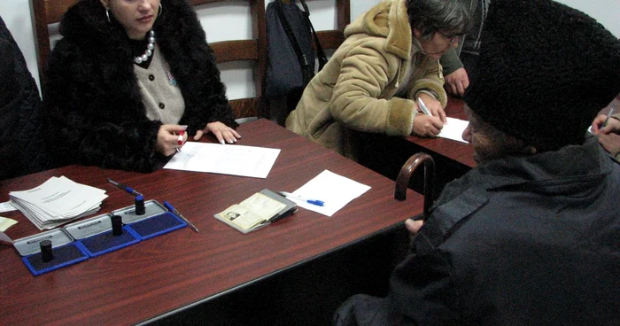 Aglomeraţia la secţiile speciale este cauzată de declaraţiile pe propria răspundere