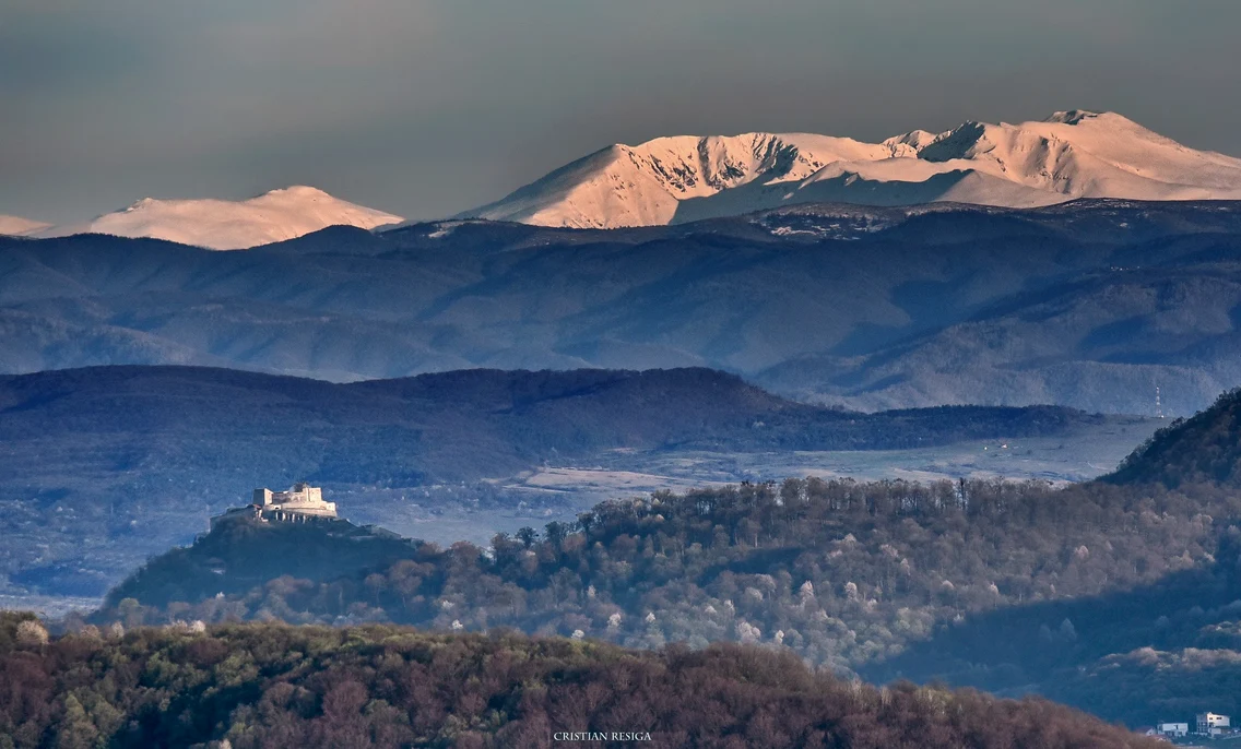 Cetatea Devei și Parângul Foto Cristian Resiga jpg