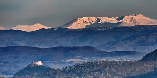 Cetatea Devei și Parângul   Foto Cristian Resiga jpg