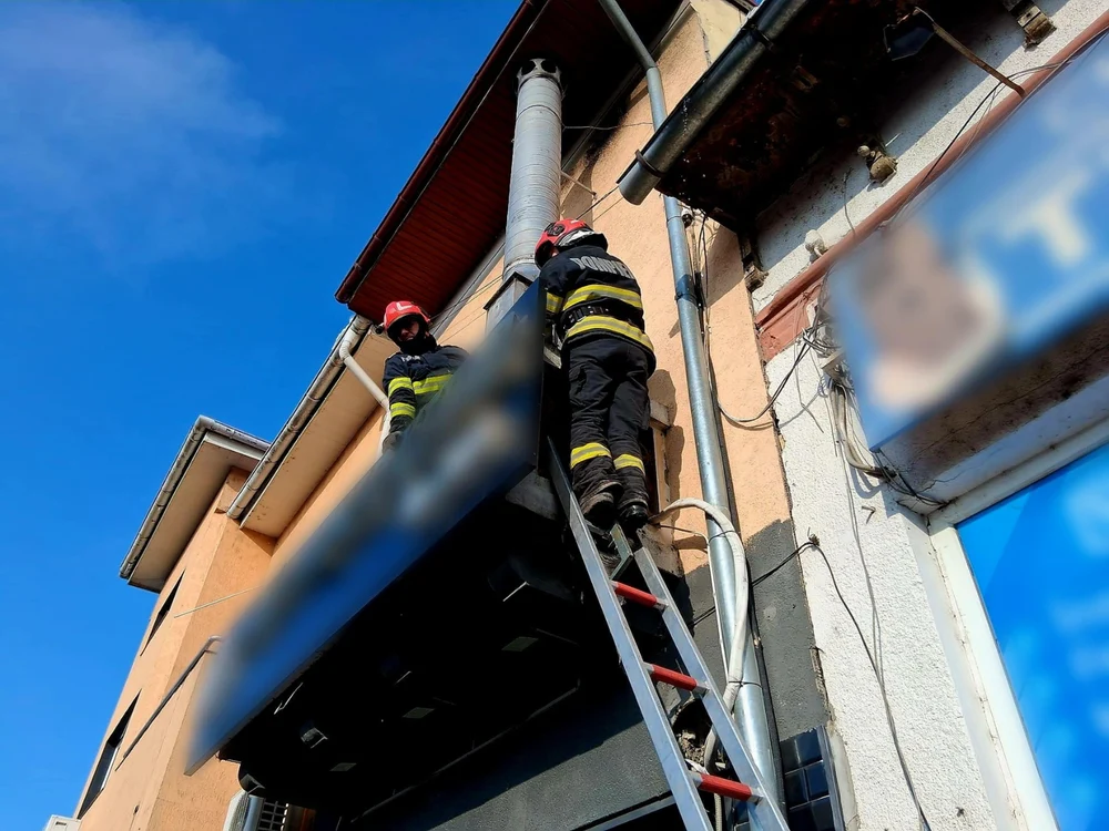 Incendiu într-un fast-food din Giurgiu. La sosirea pompierilor, localul era inundat cu fum