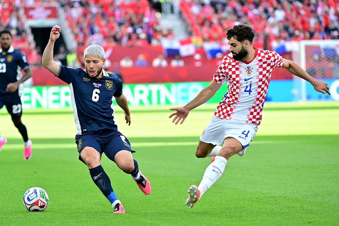Cristian Martinez și Josko Gvardiol își dispută balonul (Foto: EPAImages)