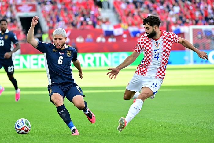 Cristian Martinez și Josko Gvardiol își dispută balonul (Foto: EPAImages)