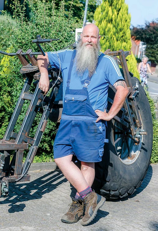 
    A pedalat 200  de metri călare  pe un “monstru”  