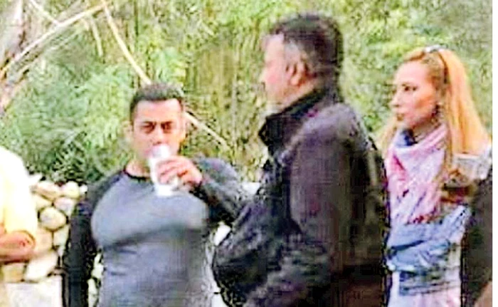 Iulia și Salman sunt împreună și pe platourile de filmare