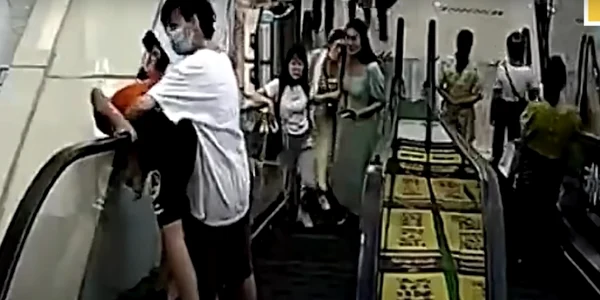 moment socant in china dupa ce un baiat şi-a prins capul intre perete si scara rulanta FOTO CAPTURA VIDEO