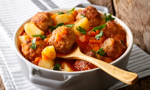 Tocana de chiftele  Sursa foto shutterstock 1061262914 jpg