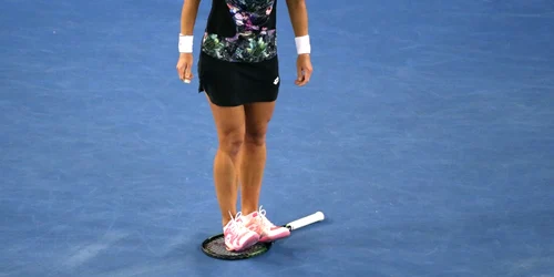 Americanca Varvara Lepchenko calcă pe racheta în timpul meciului contra americancei Zhang Shuai de la Australian Open. FOTO AP
