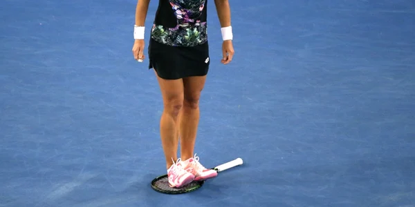 Americanca Varvara Lepchenko calcă pe racheta în timpul meciului contra americancei Zhang Shuai de la Australian Open. FOTO AP