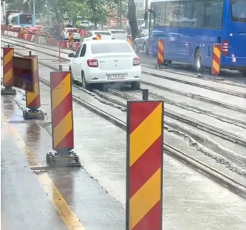 Șofer grăbit, blocat cu Loganul în betonul proaspăt turnat pe linia de tramvai. FOTO: Captură Video 