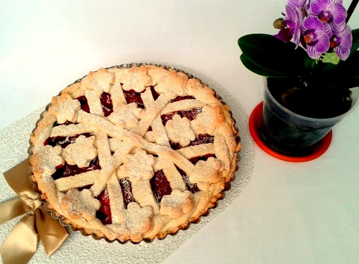 
    Tartă cu cireşe şi căpşuni  