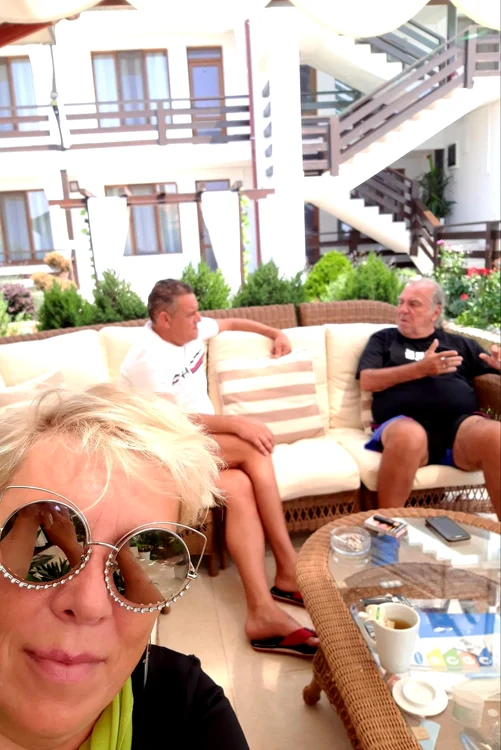 Silvia Dumitrescu, în curtea lui Ovidiu Komornyik, alături de soțul ei, Florin Ochescu (dreapta)