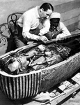 Arheologul britanic Howard Carter cercetează sicriul lui Tutankhamon (© The New York Times photo archive / Wikimedia Commons)
