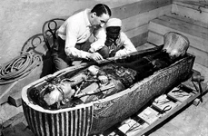 Arheologul britanic Howard Carter cercetează sicriul lui Tutankhamon (© The New York Times photo archive / Wikimedia Commons)