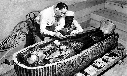 Arheologul britanic Howard Carter cercetează sicriul lui Tutankhamon (© The New York Times photo archive / Wikimedia Commons)
