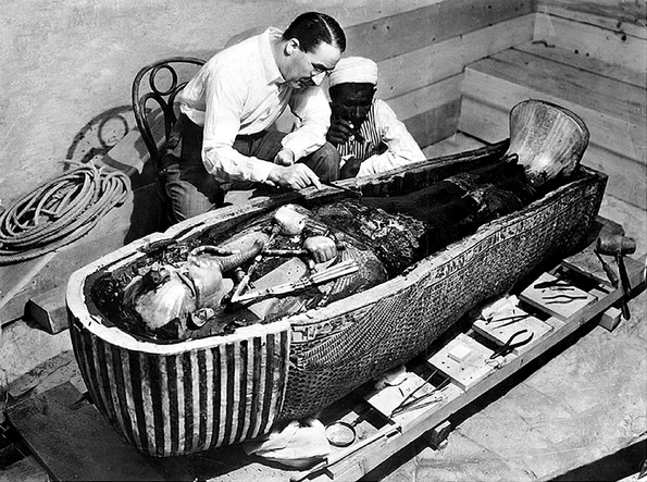 Arheologul britanic Howard Carter cercetează sicriul lui Tutankhamon (© The New York Times photo archive / Wikimedia Commons)
