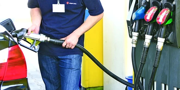 Vânzările de carburanţi pe piaţa românească ar putea înregistra o scădere şi în acest an
