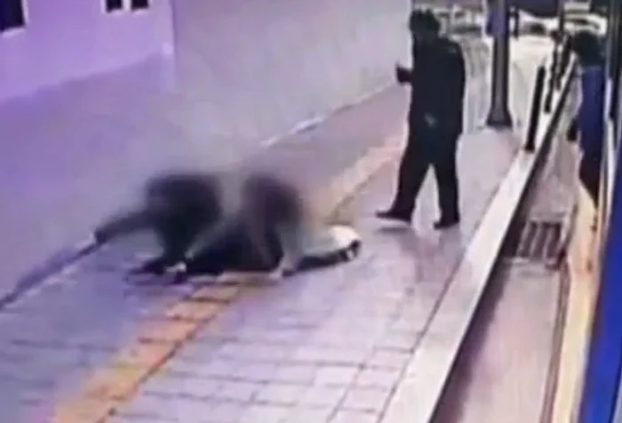 Trotuarul s-a surpat într-o fracțiune de secundăFoto: Captură video