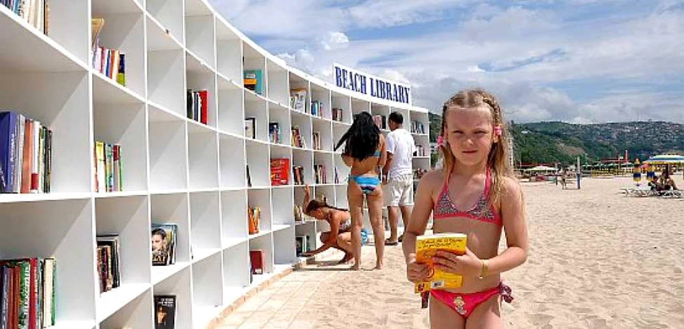 Turiştii pot împrumuta gratuit cărţile din rafurile bibliotecii de pe plajă   FOTO: albena.bg