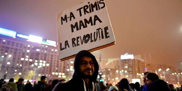 Tinerii care au ieşit la protestele din ultimii ani în Piaţa Victoriei nu au uitat gestul părinţilor lor la revolutia din decembrie ’89 FOTO AFP