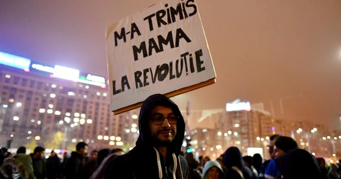 Tinerii care au ieşit la protestele din ultimii ani în Piaţa Victoriei nu au uitat gestul părinţilor lor din decembrie ’89 FOTO AFP