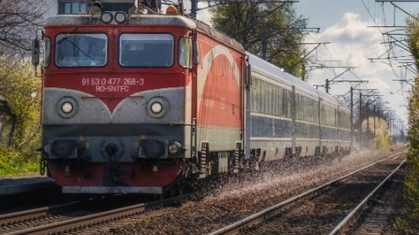 Un tren, de tip tip Săgeata Albastră, a luat foc între Pitești și București.