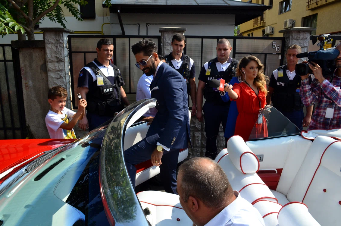 Connect-R s-a îmbrăcat în costumul de ginerică în casa părinţilor lui