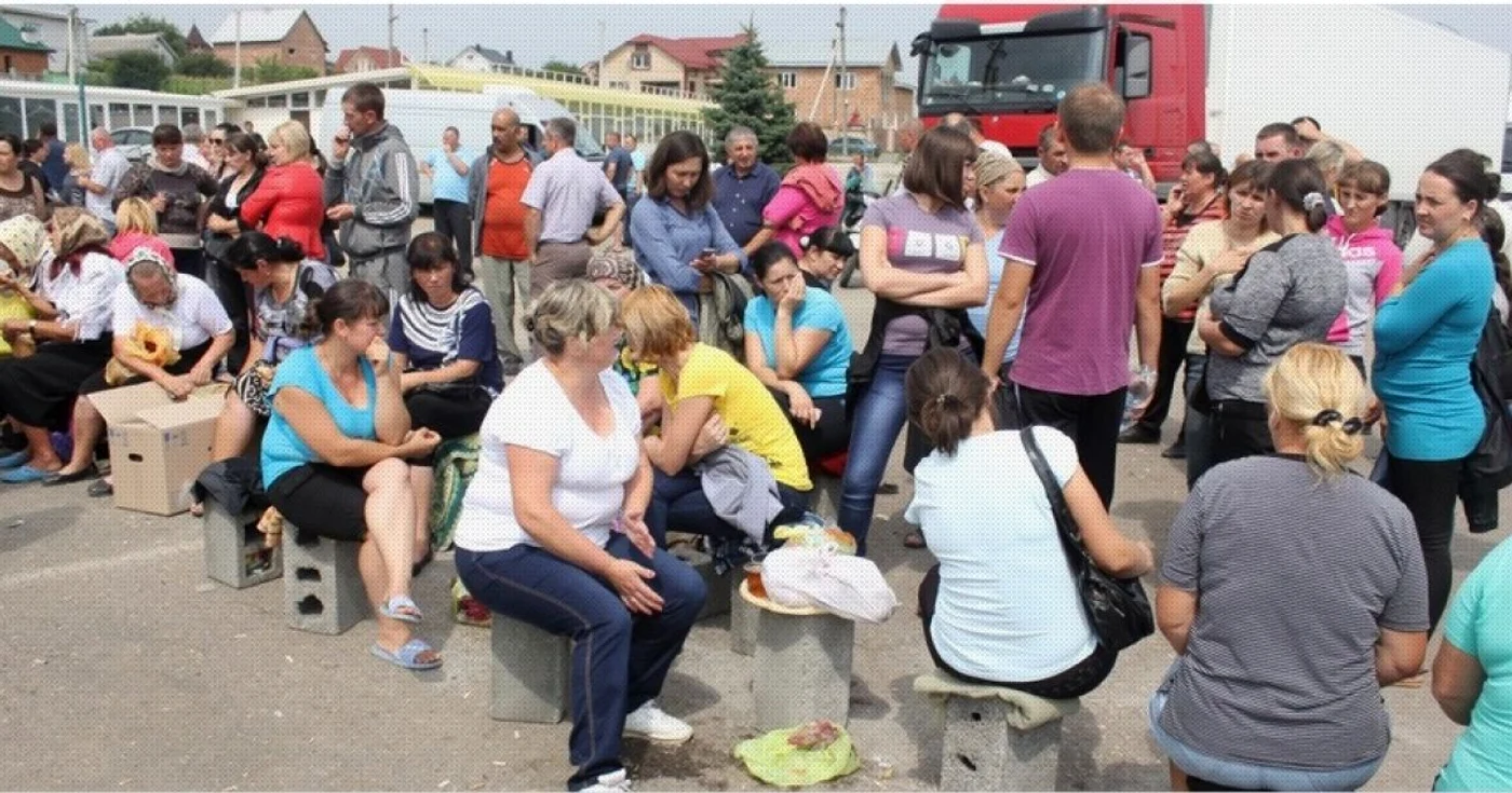 În localităţile Ostriţa şi Priprutia,
etnicii români au blocat şoselele, protestând faţă de chemarea sub arme