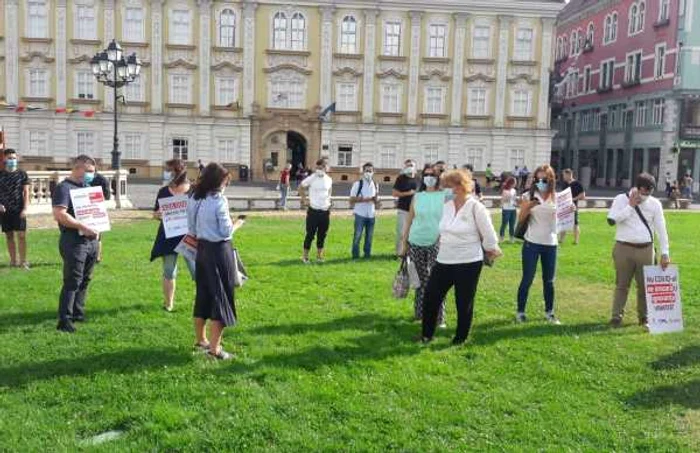 Patronii de restaurante şi ospătarii protestează împotriva deciziilor luate de Guvern FOTO Both