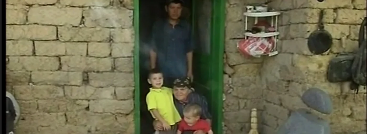
    Mama se destrăbălează în Italia, iar cei doi copii trăiesc într-o sărăcie luciefoto: acces direct  