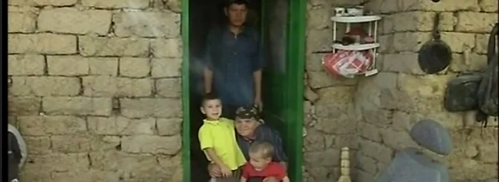 Mama se destrăbălează în Italia, iar cei doi copii trăiesc într-o sărăcie luciefoto: acces direct
