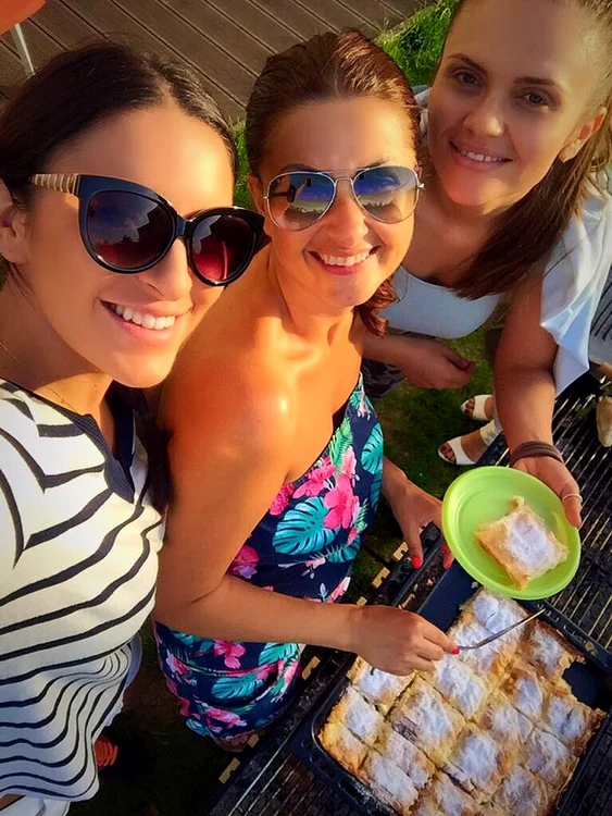 Gabriela Cristea şi-a invitat colegele de la redacţie să-i guste plăcinta