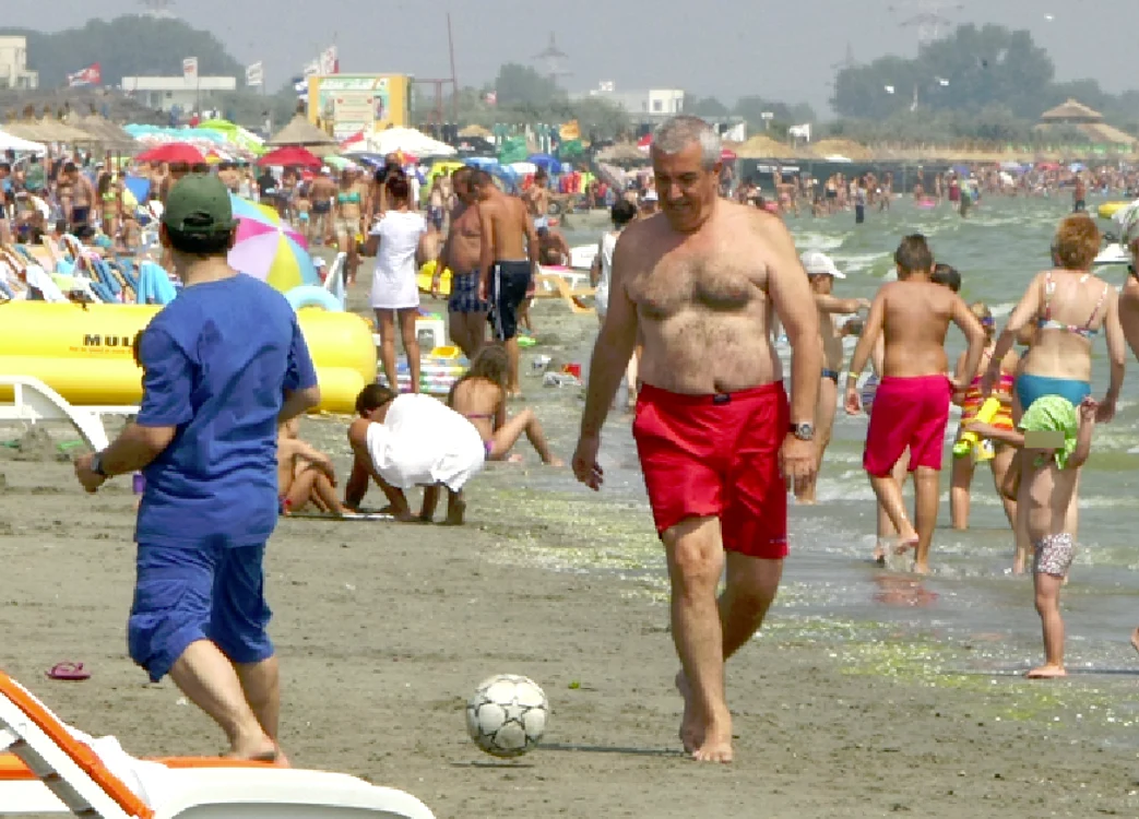 Călin Popescu -Tăriceanu este oprit de turiști pentru poze