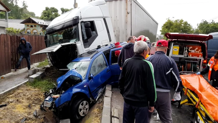 Şoferul unei maşini făcută praf de un camion pe DN 64 în Prundeni - Vâlcea a supravieţuit miraculos Foto ISU Vâlcea