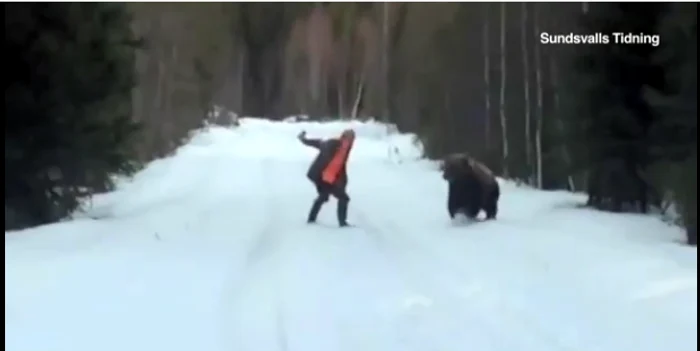 
    Bărbatul l-a speriat pe urs, care a alergat înspre pădureFoto: Captură video  