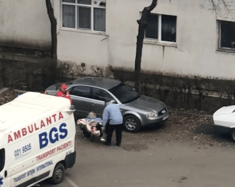 Femeie din Iași, cărată cu roaba la ambulanță. „N-am văzut în viața mea așa ceva” VIDEO