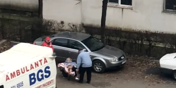 Femeie carata cu roaba la ambulanta Captura TikTok png